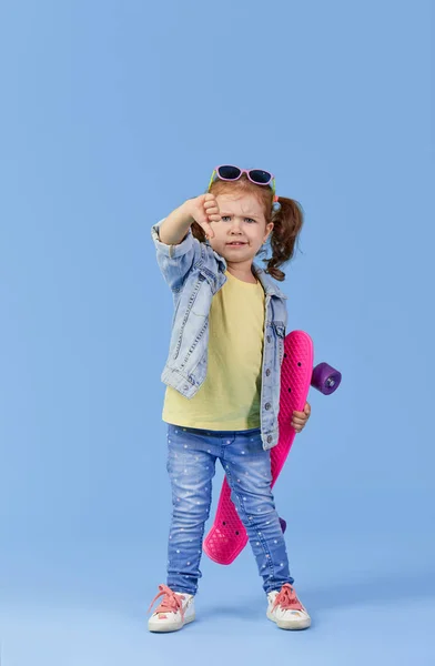 Elegante Fresco Bambino Bambina Seria Con Skateboard Sfondo Blu Mostrando — Foto Stock