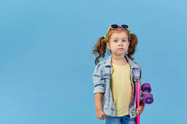 Stílusos Kislány Gyerek Gördeszkás Felett Kék Háttérben Szóköz Szöveghez — Stock Fotó