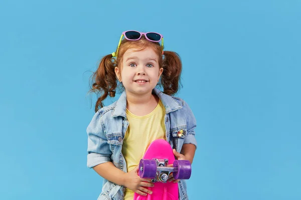 Elegante Bambino Bambina Cool Con Skateboard Sfondo Blu Spazio Testo — Foto Stock