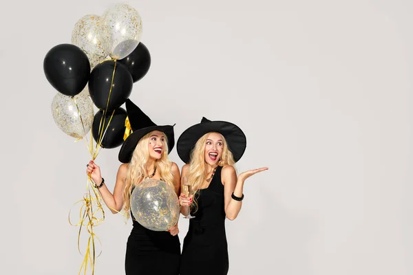 Porträtt Två Lyckliga Unga Kvinnor Svart Häxa Halloween Kostymer Med — Stockfoto