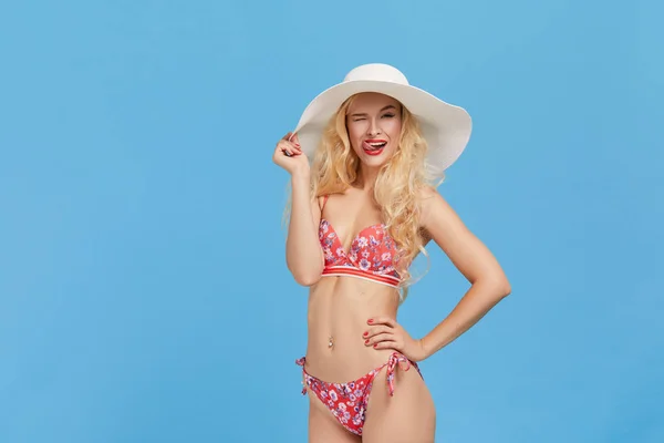 Retrato Una Mujer Atractiva Sonriente Conmocionada Bikini Sombrero Señala Una — Foto de Stock