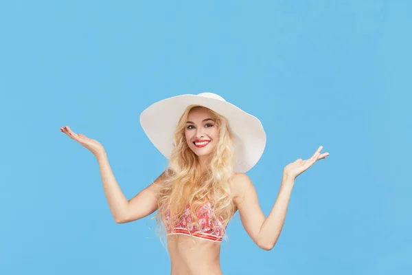 Retrato Una Mujer Atractiva Sonriente Conmocionada Bikini Sombrero Señala Una — Foto de Stock