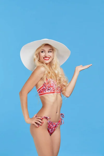 Retrato Una Mujer Atractiva Sonriente Conmocionada Bikini Sombrero Señala Una — Foto de Stock