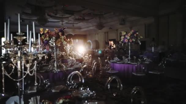 Tischdekoration mit Kerzenständern und Blumensträußen — Stockvideo