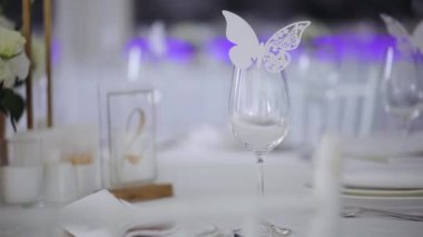 çiçek buketleri ve kağıt kelebekler ile masa dekorasyonu