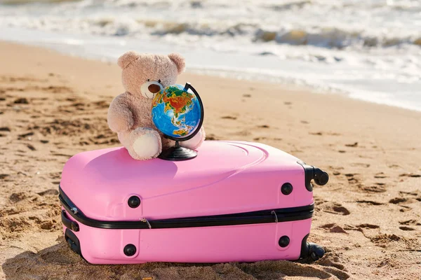 Roze Koffer Met Strand Accessoires Globe Zand Reizen Zomer Vakantie — Stockfoto