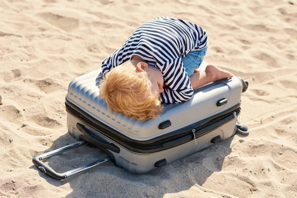 Μικρό Νήπιο Βρίσκεται Μια Βαλίτσα Ταξιδιού Στην Παραλία Στην Άμμο — Φωτογραφία Αρχείου