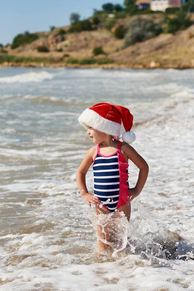 Dziewczynka Santa Red Hat Zabawy Tropikalnej Plaży Pływać Morzu Lub — Zdjęcie stockowe