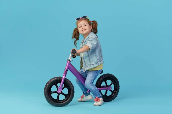 Kislány Megtanulja Hogy Egyensúlyt Tartani Miközben Kerékpározást Stílusos Gyermek Napszemüveg — Stock Fotó