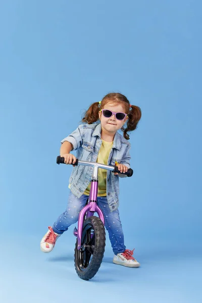 Menina Aprende Manter Equilíbrio Enquanto Anda Bicicleta Criança Elegante Óculos — Fotografia de Stock