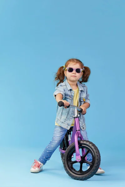 Menina Aprende Manter Equilíbrio Enquanto Anda Bicicleta Criança Elegante Óculos — Fotografia de Stock