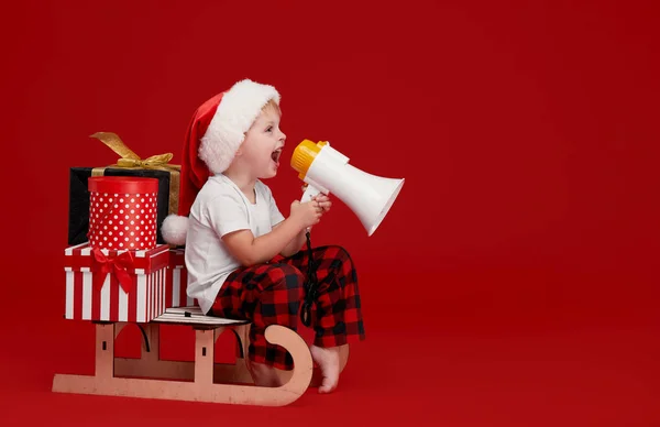 Petit Garçon Dans Chapeau Père Noël Est Assis Sur Traîneau — Photo