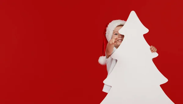Šťastné Děvčátko Santa Klobouku Vykukuje Zpoza Prázdného Nápisu Tvaru Vánočních — Stock fotografie