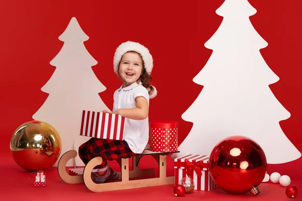 Καλά Χριστούγεννα Και Καλές Γιορτές Χαριτωμένο Μικρό Παιδί Κορίτσι Διακοσμεί — Φωτογραφία Αρχείου