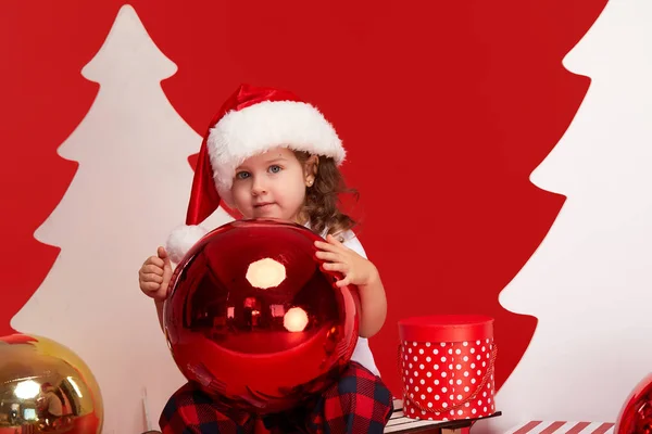 Niña Sombrero Santa Claus Sienta Trineo Madera Con Cajas Regalo — Foto de Stock