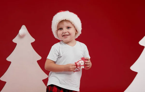 Feliz Navidad Felices Fiestas Lindo Niño Pequeño Está Decorando Árbol — Foto de Stock