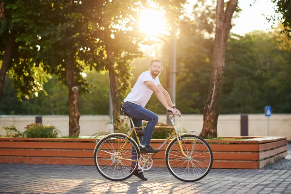 Hombre Barbudo Rojo Ropa Casual Está Bicicleta Carretera Ciudad Mañana — Foto de Stock