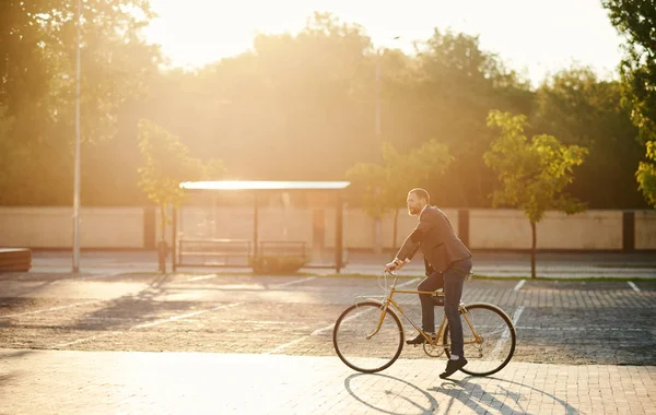 Empresario Barbudo Traje Negocios Montado Bicicleta Retro Para Trabajar Calle — Foto de Stock