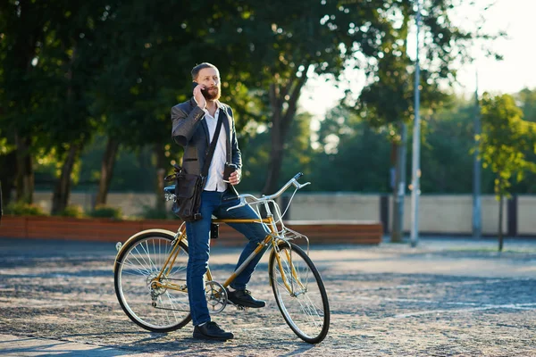 Joven Elegante Hombre Negocios Barbudo Traje Trabajar Bicicleta Beber Café — Foto de Stock