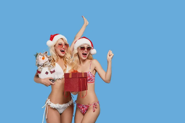 Happy Smiled Rörelseinterpoleringar Kvinnor Julen Santa Hattar Och Badkläder Kul — Stockfoto