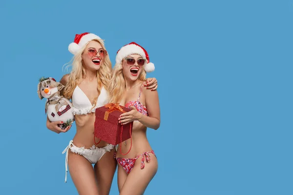 Happy Smiled Preadolescentes Mujeres Navidad Santa Sombreros Trajes Baño Divertirse — Foto de Stock