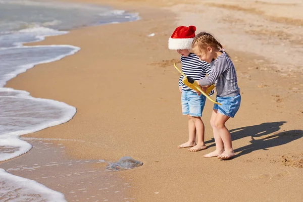 Happy Little Dzieci Podróżujących Santa Kapelusze Zabawy Samolotu Zabawka Tropikalnej — Zdjęcie stockowe