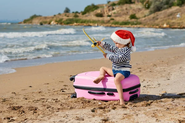 Dziewczynka Santa Kapelusz Gry Samolotu Zabawka Słonecznej Tropikalnej Plaży Dziecko — Zdjęcie stockowe