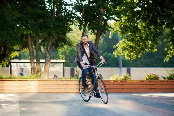 Empresario Barbudo Traje Negocios Montado Bicicleta Retro Para Trabajar Calle — Foto de Stock