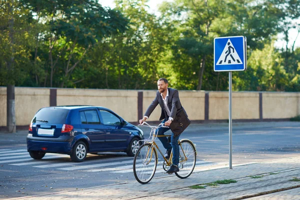 Joven Empresario Cruza Calle Cruce Peatonal Con Una Bicicleta Concepto — Foto de Stock