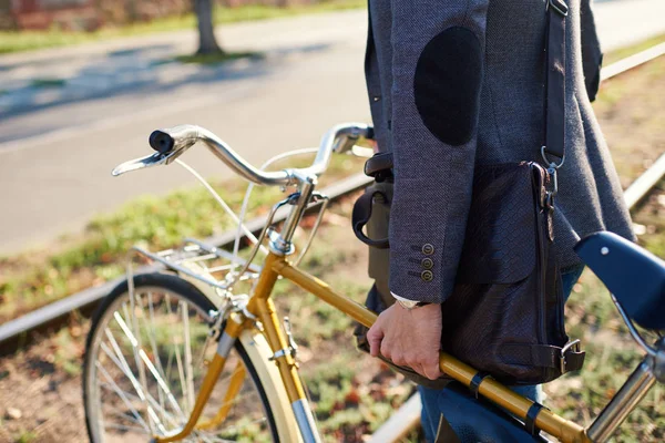 Primer Plano Hombre Negocios Manos Que Lleva Bicicleta Retro Concepto — Foto de Stock