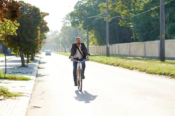 Empresario Barbudo Traje Negocios Montado Bicicleta Retro Para Trabajar Calle — Foto de Stock