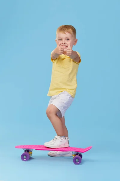 Elegante Niño Pequeño Niño Gafas Con Monopatín Divertirse Sobre Fondo —  Fotos de Stock