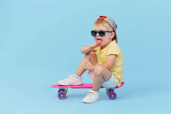 Κομψό Μικρό Νήπιο Παιδί Αγόρι Γυαλιά Σκέιτμπορντ Έχει Διασκέδαση Πάνω — Φωτογραφία Αρχείου