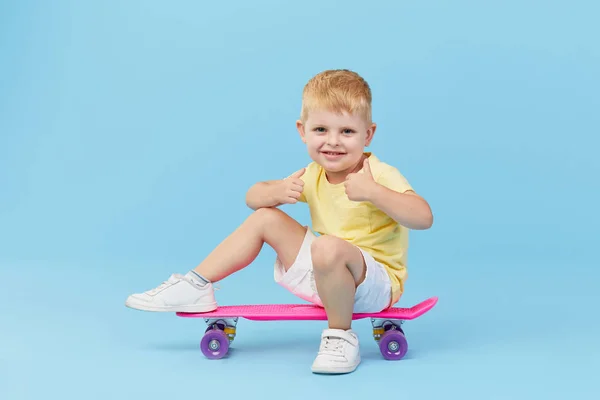 Κομψό Μικρό Νήπιο Παιδί Αγόρι Γυαλιά Σκέιτμπορντ Έχει Διασκέδαση Πάνω — Φωτογραφία Αρχείου