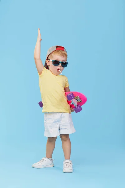 Snygg Liten Småbarn Barn Pojke Glas Med Skateboard Kul Över — Stockfoto