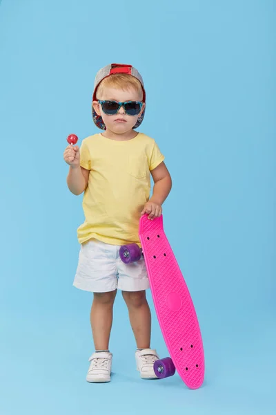 Snygg Liten Småbarn Barn Pojke Glas Med Skateboard Kul Över — Stockfoto