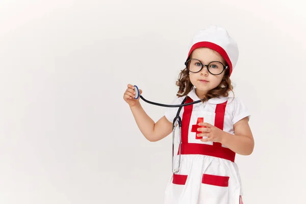 Happy Cute Dziewczynka Stroju Lekarza Okulary Trzymając Stetoskop Białym Tle — Zdjęcie stockowe