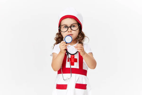 Happy Cute Dziewczynka Stroju Lekarza Okulary Trzymając Stetoskop Białym Tle — Zdjęcie stockowe