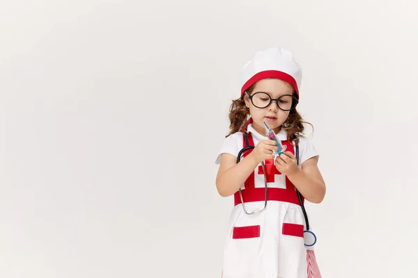 Glad Söt Liten Barn Flicka Läkare Kostym Och Glasögon Som — Stockfoto
