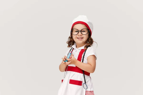 Šťastná Roztomilá Holčička Kostýmu Doktora Brýle Drží Stetoskop Bílém Pozadí — Stock fotografie