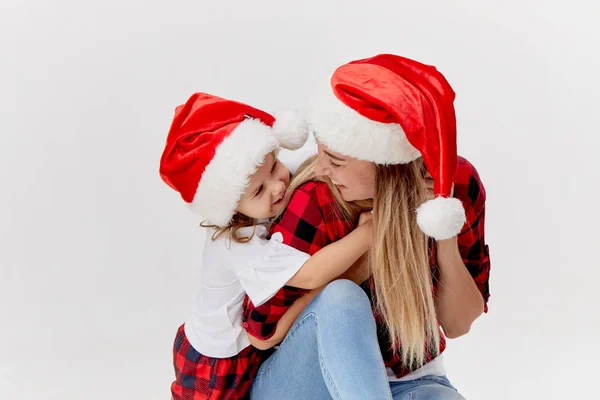 크리스마스 시간이야 행복하게 껴안고 모자를 아이들은 백인들에게 고립되어 있었습니다 컨셉트 — 스톡 사진