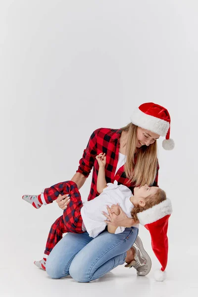 Navidad Felices Abrazos Familia Madre Hija Niños Jugando Sombreros Santa — Foto de Stock