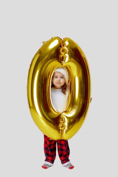 Portret Van Klein Kind Meisje Santa Hoed Poseren Met Gouden — Stockfoto