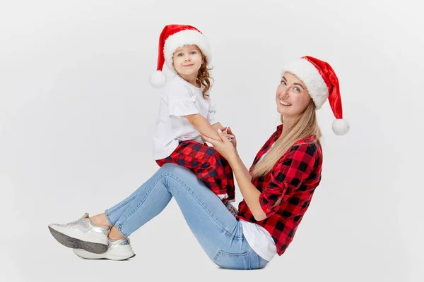 배경에 크리스마스 잠옷을 엄마와 크리스마스 컨셉이요 과어린 바닥에서 즐겁게 — 스톡 사진