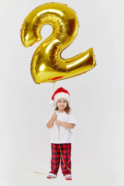 Duplo Benefício Retrato Menina Santa Chapéu Posando Com Ouro Balão — Fotografia de Stock