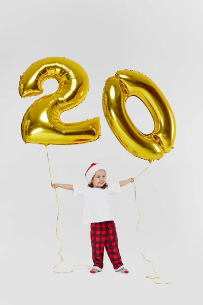 Retrato Menina Santa Chapéu Posando Com Ouro Vinte Balões Número — Fotografia de Stock