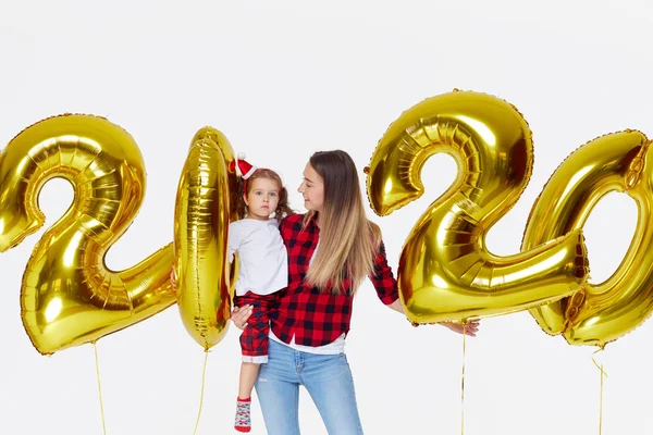 Mãe Feliz Com Uma Filha Pequena Chapéus Papai Noel Pijama — Fotografia de Stock
