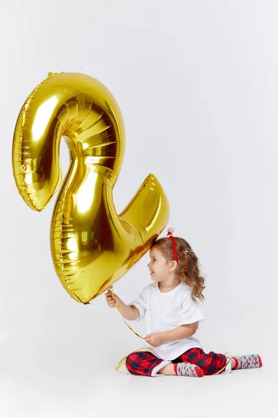 Duplo Benefício Retrato Menina Santa Chapéu Posando Com Ouro Balão — Fotografia de Stock