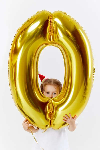 Retrato Menina Pequena Chapéu Santa Divertindo Com Ouro Balão Forma — Fotografia de Stock