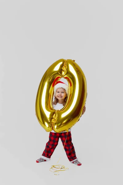 Portret Van Een Klein Kind Meisje Santa Hoed Hebben Plezier — Stockfoto